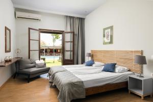 Postel nebo postele na pokoji v ubytování Folies Corfu Town Hotel Apartments