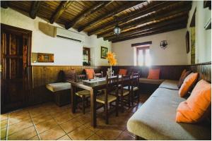 sala de estar con mesa y comedor en Cortijo Rural Español Ideal para desconectar, en Villanueva de Mesía