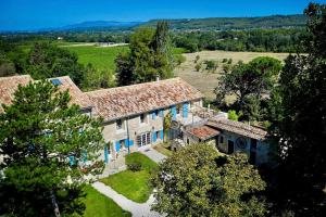 una vista aérea de una casa con patio en Domaine de La Brave en Pernes-les-Fontaines