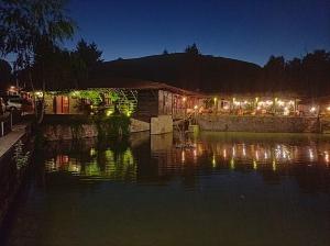 Blick auf einen Fluss in der Nacht mit Lichtern in der Unterkunft Мотел-механа Старата Воденица in Kotel + 3 Fotos