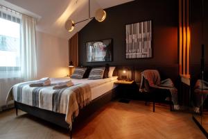 sypialnia z łóżkiem i biurkiem z krzesłem w obiekcie Apartamenty Stare Miasto Zamość, Prywatny Parking, Winda w mieście Zamość