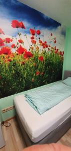 1 dormitorio con un mural de amapolas rojas en Hotel Gasthaus Felseneck en Staufenberg