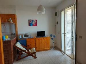 una cucina con sedia e tavolo con forno a microonde di Dream's House a Punta Braccetto