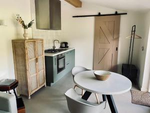 a kitchen with a table and chairs in a room at Overnachting Vanjewelste in Enschede