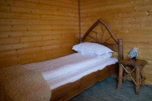 a bedroom with a bed in a log cabin at Moara Titului Arieseni in Arieşeni