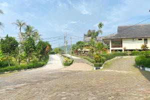 un camino vacío delante de una casa en SUPER OYO Flagship 90644 Cottage Nalendra Nuansa Nusantara, en Subang