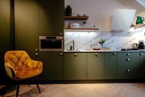 Kuchnia lub aneks kuchenny w obiekcie Apartamenty Stare Miasto Zamość, Prywatny Parking, Winda