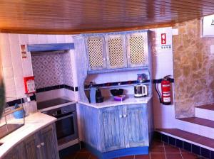 Una cocina de juguete con un armario azul y un fregadero. en Moinho do Roque, en Lourinhã 12 fotos más