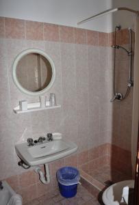 ベッラーリア・イジェア・マリーナにあるAltro Hotelのバスルーム(洗面台、鏡付)