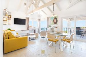 uma sala de estar com um sofá amarelo e uma mesa em Vista Villas - Glory Nights Apartment Villa N em Ražanac