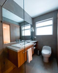 安巴托的住宿－Hotel Miraflores，一间带水槽和卫生间的浴室以及窗户。