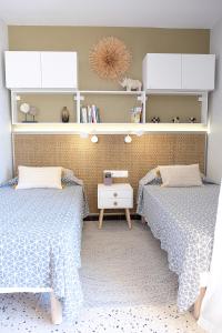 twee bedden naast elkaar in een slaapkamer bij Elégant appartement moderne - Cure et vacances in Balaruc-les-Bains