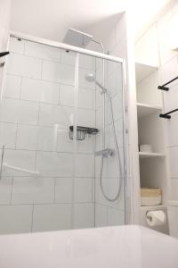 een douche met een glazen deur in de badkamer bij Elégant appartement moderne - Cure et vacances in Balaruc-les-Bains
