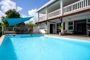 Bazén v ubytování Villa Ti'Kemy avec piscine au sel nebo v jeho okolí