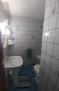 Un baño pequeño con lavabo e inodoro. en LOVE ALICANTE, en Alicante