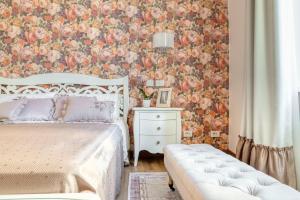 A bed or beds in a room at Luxury Stars In Rome - Andromeda apartment in Colosseum