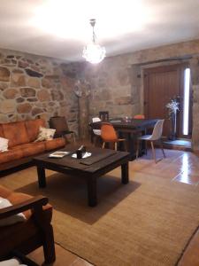 uma sala de estar com um sofá e uma mesa em Alojamento Rural Casa da Eira em Murça