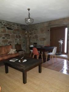Uma área de estar em Alojamento Rural Casa da Eira
