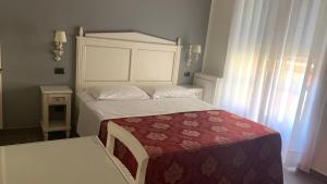 Postel nebo postele na pokoji v ubytování Notti sull'Adige
