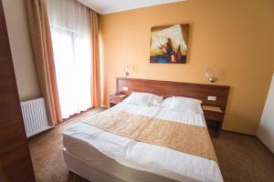 Postel nebo postele na pokoji v ubytování Hotel Viktória