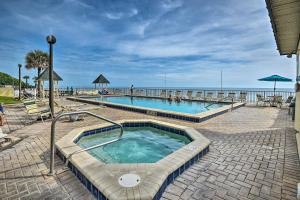 Kolam renang di atau dekat dengan Ocean-View Condo with Balcony on Daytona Beach!