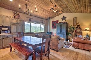 ein Wohnzimmer mit Tisch und Couch in der Unterkunft Cripple Creek Mountain Getaway with Hot Tub and Views! in Cripple Creek