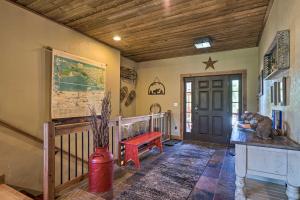 Cette chambre est dotée d'un escalier et d'un plafond en bois. dans l'établissement Cripple Creek Mountain Getaway with Hot Tub and Views!, à Cripple Creek
