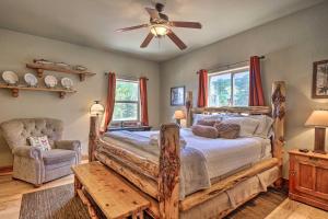 - une chambre avec un lit et un ventilateur de plafond dans l'établissement Cripple Creek Mountain Getaway with Hot Tub and Views!, à Cripple Creek