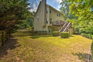Zahrada ubytování Home with Deck about 7 Mi to Downtown Dahlonega!