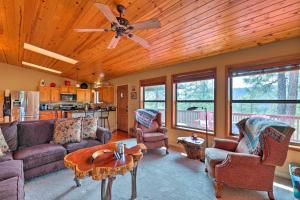uma sala de estar com sofás e uma ventoinha de tecto em Strawberry Hideaway in the Pines with Hot Tub! em Pine