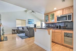 Gallery image of Sunny Woodland Hills Apt with Private Hot Tub! in Woodland Hills +19 photos