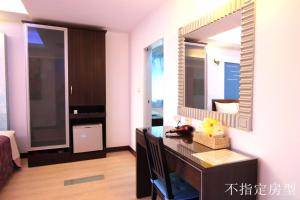 Televízia a/alebo spoločenská miestnosť v ubytovaní Lang Qin Hai Inn
