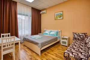 モスクワにあるHotel Ladomir in Filiのベッドルーム1室(ベッド1台、デスク、窓付)