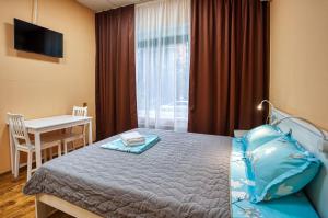 モスクワにあるHotel Ladomir in Filiのベッドルーム1室(ベッド1台、テーブル、デスク付)