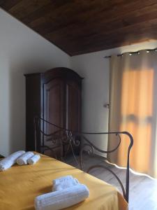 - une chambre avec un lit et 2 serviettes dans l'établissement Camera matrimoniale 1 per vacanza al mare VILLA FRANCA, à Cariati