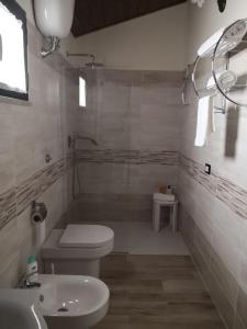 ein Badezimmer mit einem weißen WC und einem Waschbecken in der Unterkunft Camera matrimoniale 1 per vacanza al mare VILLA FRANCA in Cariati