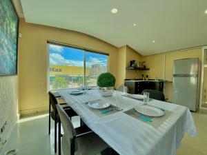 tavolo da pranzo con tovaglia bianca di Apartamento cálido y moderno en la entrada de la zona hotelera a Cancún