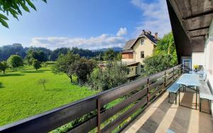 een balkon met uitzicht op een groen veld bij Deerwood Villa-Modern cozy apartment with castle view in Bled