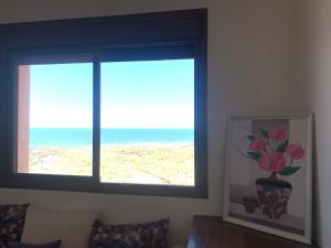 杰迪代Beautiful Apartment with Ocean View. Vue sur Ocean的客房设有窗户,享有海滩美景