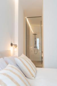 Łóżko lub łóżka w pokoju w obiekcie Suites Alfonso X