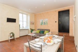 cocina y sala de estar con mesa y sillas en Casa Cavour a pochi passi da Piazza San Carlo en Turín