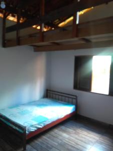 a room with a bed and a tv in it at Casa de temporada Lindas Cachoeiras 10 in Paraty