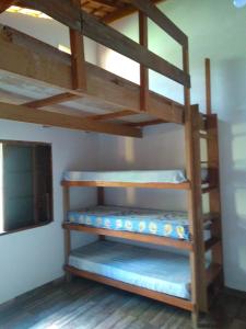 Ce lit superposé se trouve dans un dortoir doté de plusieurs lits superposés. dans l'établissement Casa de temporada Lindas Cachoeiras 10, à Parati