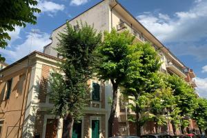 um edifício com árvores em frente em Il Villino in città em Chieti