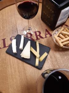 une assiette de fromage et un verre de vin sur une table dans l'établissement Apartamento Pleno Centro Gran Via, à Logroño 10 autres photos