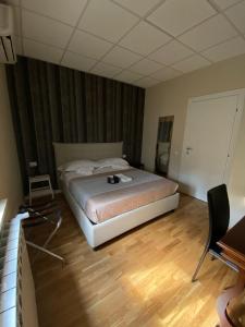1 dormitorio con 1 cama y suelo de madera en Terra Ciociara B&B, en Frosinone