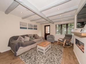 uma sala de estar com um sofá e uma mesa em Seashells Cottage em Lytham St Annes