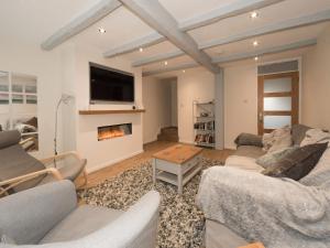 sala de estar con 2 sofás y chimenea en Seashells Cottage, en Lytham St Annes