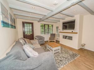 ein Wohnzimmer mit Sofa und Fernseher in der Unterkunft Seashells Cottage in Lytham St Annes