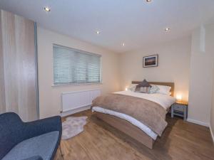 ein Schlafzimmer mit einem Bett und einem Fenster in der Unterkunft Seashells Cottage in Lytham St Annes